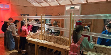 Powiększ grafikę: Uczniowie podczas zabawy klockami.