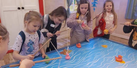 Powiększ grafikę: Uczniowie podczas zabawy "łowienie kaczek".