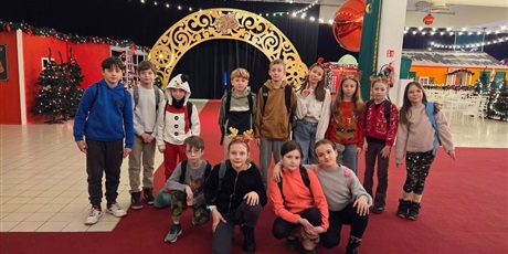 Powiększ grafikę: Zbiorowe zdjęcie uczniów w Fabryce Elfów.