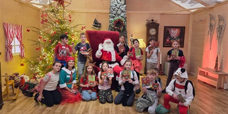 Powiększ grafikę: Uczniowie podczas spotkania z Mikołajem.