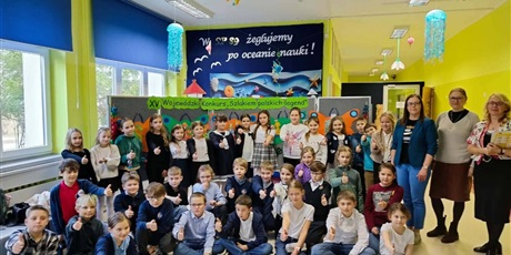 Powiększ grafikę: Zbiorowe zdjęcie uczniów - uczestników konkursu i opiekunów.