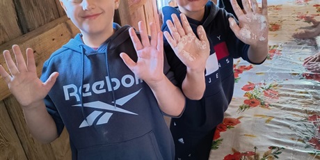 Powiększ grafikę: Uczniowie podczas zajęć w wiatraku w czasie wycieczki. przy wiatraku na zajęciach  podczas wycieczki.