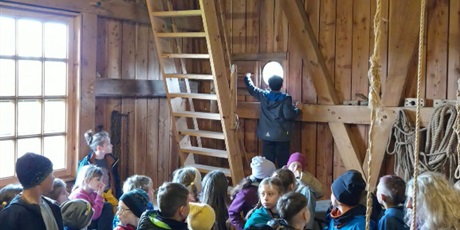 Powiększ grafikę: Zbiorowe zdjęcie uczniów  na zajęciach  podczas wycieczki.