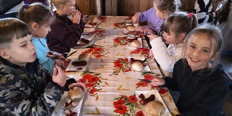 Powiększ grafikę: Zbiorowe zdjęcie uczniów  na zajęciach  podczas wycieczki