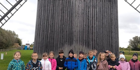 Powiększ grafikę: Zbiorowe zdjęcie uczniów przy wiatraku podczas wycieczki.