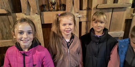 Powiększ grafikę: Uczniowie podczas zajęć w młynie podczas wycieczki.