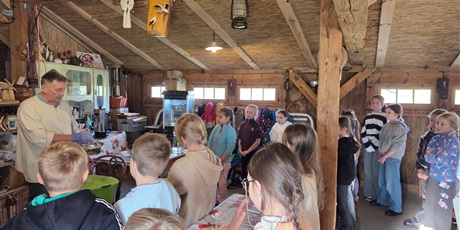 Powiększ grafikę: Zbiorowe zdjęcie uczniów  na zajęciach  podczas wycieczki.