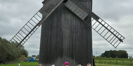 Powiększ grafikę: Zbiorowe zdjęcie uczniów przy wiatraku podczas wycieczki.