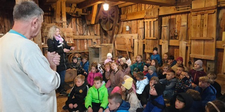 Powiększ grafikę: Zbiorowe zdjęcie uczniów na zajęciach  podczas wycieczki.