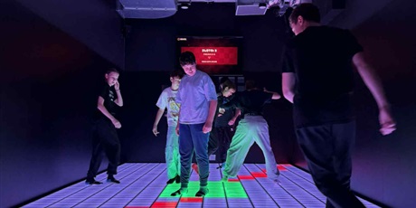 Powiększ grafikę: Uczniowie w obiekcie pixel xl wykonują zadania ruchowe.