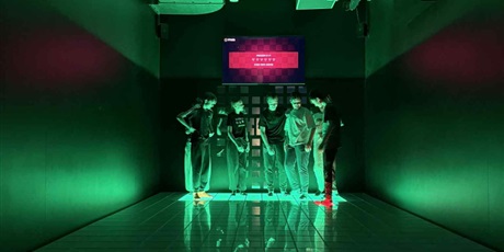 Powiększ grafikę: Uczniowie w obiekcie pixel xl wykonują zadania ruchowe.