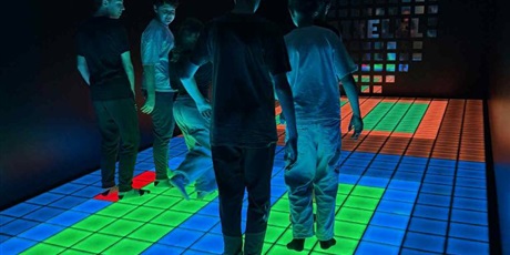 Powiększ grafikę: Uczniowie w obiekcie pixel xl wykonują zadania ruchowe.