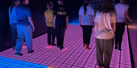 Powiększ grafikę: Uczniowie w obiekcie pixel xl wykonują zadania ruchowe.