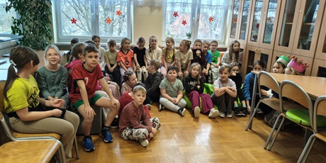 Powiększ grafikę: Uczniowie podczas wręczania nagród w konkursie bibliotecznym.