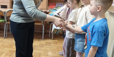 Powiększ grafikę: Pani dyrektor wręcza nagrody za konkurs plastyczny w bibliotece.