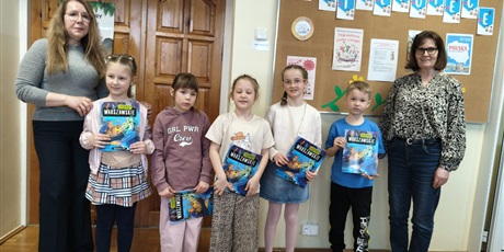 Powiększ grafikę: Zbiorowe zdjęcie nagrodzonych uczniów oraz pani dyrektor i nauczyciela.