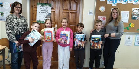 Powiększ grafikę: Zbiorowe zdjęcie nagrodzonych uczniów oraz pani dyrektor i nauczyciela.