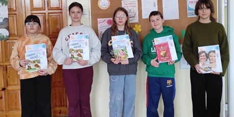 Powiększ grafikę: Zbiorowe zdjęcie nagrodzonych uczniów.