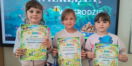 Powiększ grafikę: Uczennice z dyplomami za udział w konkursie w świetlicy.