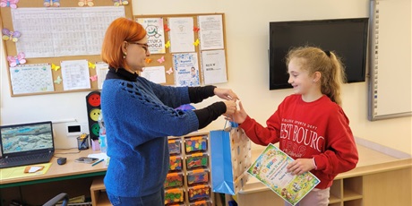 Powiększ grafikę: Pani wicedyrektor wręcza uczennicy nagrodę .