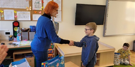 Powiększ grafikę: Pani wicedyrektor wręcza uczniowi nagrodę .