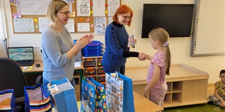 Powiększ grafikę: Pani wicedyrektor w towarzystwie nauczycielki  wręcza uczennicy nagrodę .