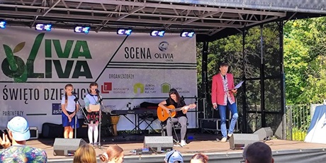 Występ "Wiolinek" podczas święta dzielnicy Oliwa