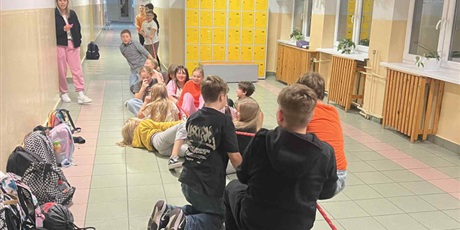 Powiększ grafikę: Uczniowie na korytarzu szkolnym podczas przeciągania liny.