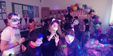 Powiększ grafikę: Uczniowie w przebraniach andrzejkowych podczas zabaw w sali lekcyjnej.