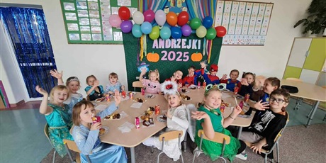 Powiększ grafikę: Uczniowie w przebraniach andrzejkowych podczas zabaw w sali lekcyjnej.