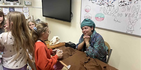 Powiększ grafikę: Uczniowie w przebraniach andrzejkowych i wróżka w sali lekcyjnej.