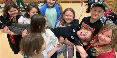 Powiększ grafikę: Uczniowie w przebraniach andrzejkowych podczas zabaw w sali lekcyjnej.