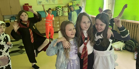 Powiększ grafikę: Uczniowie w przebraniach andrzejkowych podczas zabaw w sali lekcyjnej.