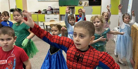 Powiększ grafikę: Uczniowie w przebraniach andrzejkowych podczas zabaw w sali lekcyjnej.