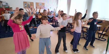 Powiększ grafikę: Uczniowie w przebraniach andrzejkowych podczas zabaw w sali lekcyjnej.