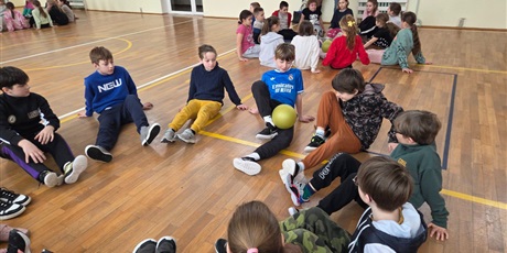 Powiększ grafikę: Uczniowie podczas zabaw sprawnościowych w sali gimnastycznej.