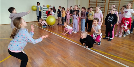 Powiększ grafikę: Uczniowie podczas zabaw sprawnościowych w sali gimnastycznej.
