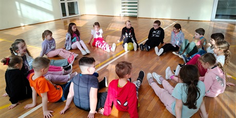 Powiększ grafikę: Uczniowie podczas zabawy integracyjnej w sali gimnastycznej.