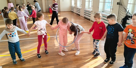 Powiększ grafikę: Uczniowie podczas zabaw sprawnościowych w sali gimnastycznej.