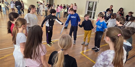 Powiększ grafikę: Uczniowie podczas zabawy integracyjnej w sali gimnastycznej.