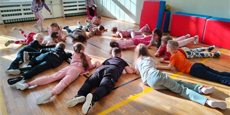 Powiększ grafikę: Uczniowie podczas zabawy integracyjnej w sali gimnastycznej.