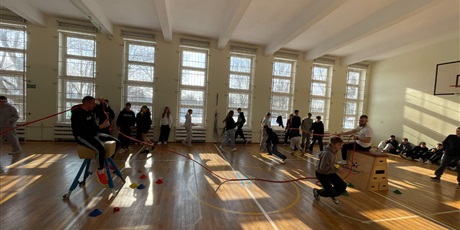 Powiększ grafikę: Uczniowie podczas zabaw sprawnościowych w sali gimnastycznej.