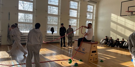 Powiększ grafikę: Uczniowie podczas zabaw sprawnościowych w sali gimnastycznej.