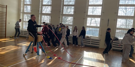 Powiększ grafikę: Uczniowie podczas zabaw sprawnościowych w sali gimnastycznej.