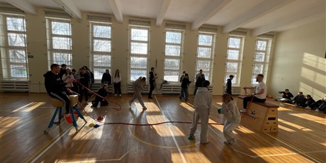 Powiększ grafikę: Uczniowie podczas zabaw sprawnościowych w sali gimnastycznej.