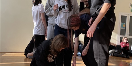 Powiększ grafikę: Uczniowie podczas zabaw sprawnościowych w sali gimnastycznej.