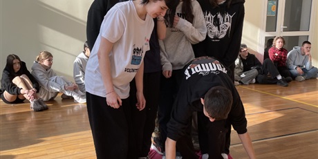 Powiększ grafikę: Uczniowie podczas zabaw sprawnościowych w sali gimnastycznej.