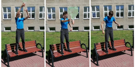 Powiększ grafikę: Uczeń podczas sprawdzania efektów wykonywanego projektu na patio przed szkołą