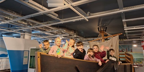 Powiększ grafikę: Uczniowie na wystawie interaktywnej w Ośrodku Kultury Morskiej.