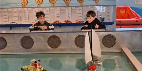 Powiększ grafikę: Uczniowie sterują modelami pływającymi w Ośrodku Kultury Morskiej.